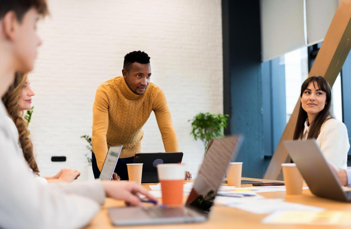 Arbeitsplatz mit Finanzunterlagen und Laptop